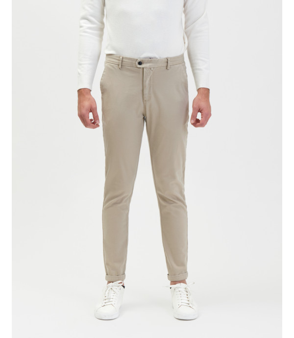 Chinos basico con dettagli sartoriali