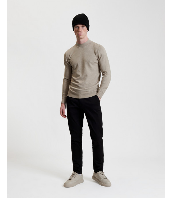 Basic chinos with sartorial details